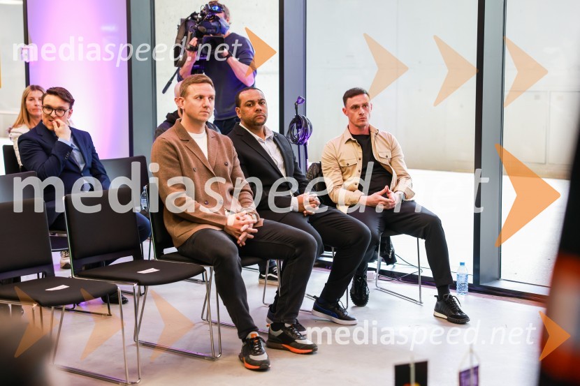  Aleš Mertelj, nekdanji nogometaš, NK Maribor;  Marcos  Tavares, nekdanji nogometaš, NK Maribor;  Aleš Mejač, nekdanji nogometaš, NK MariborEkskluzivna predstavitev zbirateljske kolekcije oblačil, ustvarjene iz ikoničnih nogometnih dresov