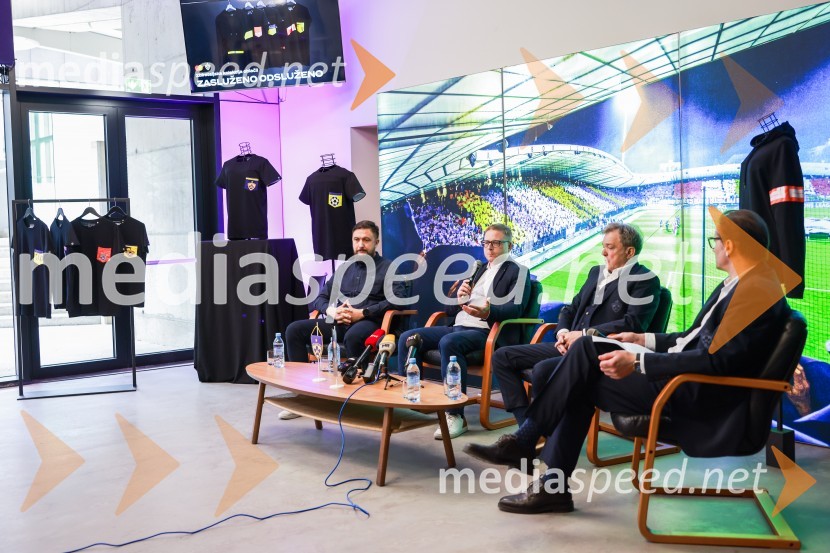  Goran Radinovič, direktor, agencija Aritmija;  Aleš Petejan, direktor marketinga, Mastercard;  Bojan Ban, direktor NK Maribor;  Stipe Jerić, direktor MariboxEkskluzivna predstavitev zbirateljske kolekcije oblačil, ustvarjene iz ikoničnih nogometnih dresov