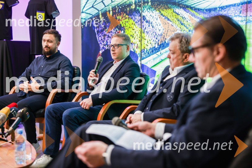  Goran Radinovič, direktor, agencija Aritmija;  Aleš Petejan, direktor marketinga, Mastercard;  Bojan Ban, direktor NK Maribor;  Stipe Jerić, direktor MariboxEkskluzivna predstavitev zbirateljske kolekcije oblačil, ustvarjene iz ikoničnih nogometnih dresov