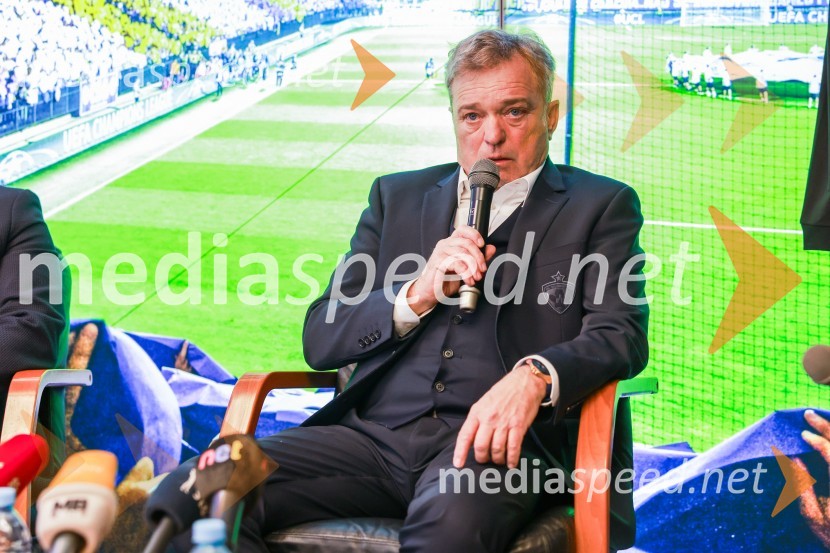  Bojan Ban, direktor NK MariborEkskluzivna predstavitev zbirateljske kolekcije oblačil, ustvarjene iz ikoničnih nogometnih dresov