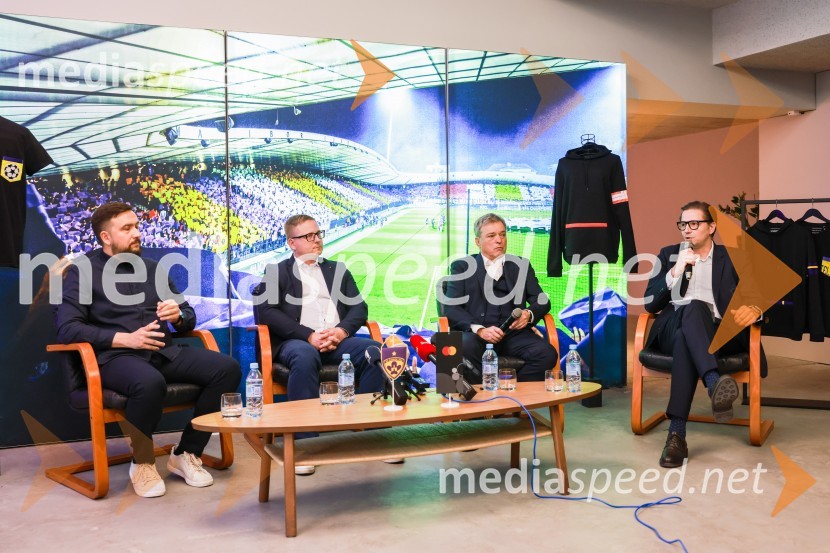  Goran Radinovič, direktor, agencija Aritmija;  Aleš Petejan, direktor marketinga, Mastercard;  Bojan Ban, direktor NK Maribor;  Stipe Jerić, direktor MariboxEkskluzivna predstavitev zbirateljske kolekcije oblačil, ustvarjene iz ikoničnih nogometnih dresov