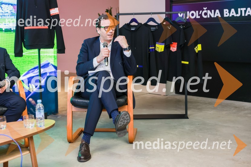  Stipe Jerić, direktor MariboxEkskluzivna predstavitev zbirateljske kolekcije oblačil, ustvarjene iz ikoničnih nogometnih dresov