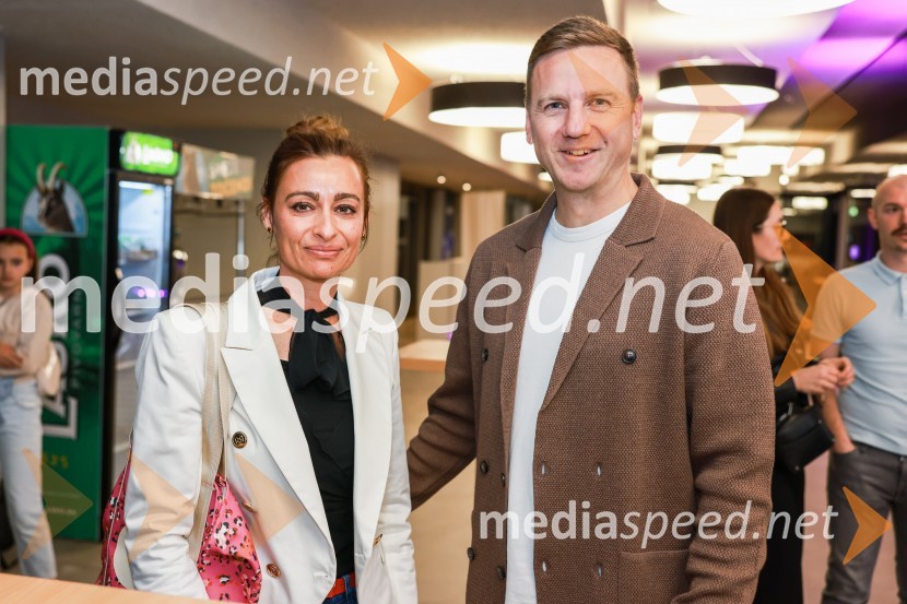  Sara Bosnić , vodja marketinga, Maribor 24.si;  Aleš Mertelj, nekdanji nogometaš, NK MariborEkskluzivna predstavitev zbirateljske kolekcije oblačil, ustvarjene iz ikoničnih nogometnih dresov