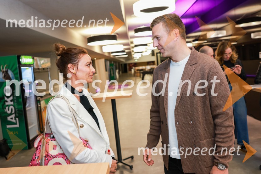  Sara Bosnić , vodja marketinga, Maribor 24.si;  Aleš Mertelj, nekdanji nogometaš, NK MariborEkskluzivna predstavitev zbirateljske kolekcije oblačil, ustvarjene iz ikoničnih nogometnih dresov