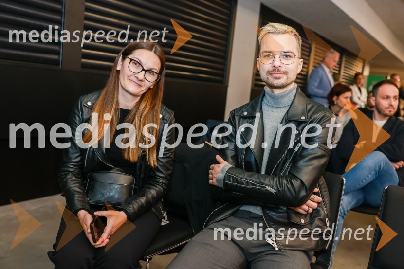  Petra Radinović, agencija Aritmija;  David Hojnik, modni oblikovalec DH fashionEkskluzivna predstavitev zbirateljske kolekcije oblačil, ustvarjene iz ikoničnih nogometnih dresov