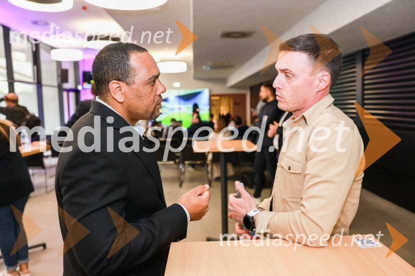  Marcos  Tavares, nekdanji nogometaš, NK Maribor;  Aleš Mejač, nekdanji nogometaš, NK MariborEkskluzivna predstavitev zbirateljske kolekcije oblačil, ustvarjene iz ikoničnih nogometnih dresov