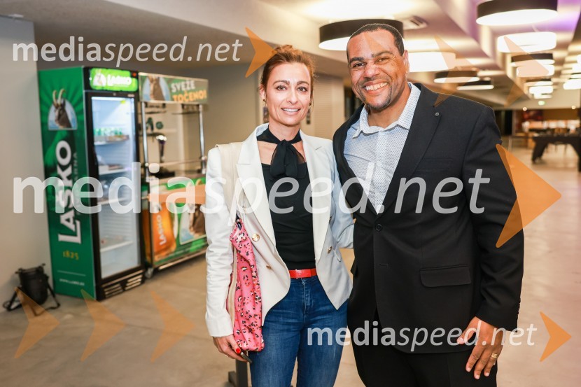  Sara Bosnić , vodja marketinga, Maribor 24.si;  Marcos  Tavares, nekdanji nogometaš, NK MariborEkskluzivna predstavitev zbirateljske kolekcije oblačil, ustvarjene iz ikoničnih nogometnih dresov