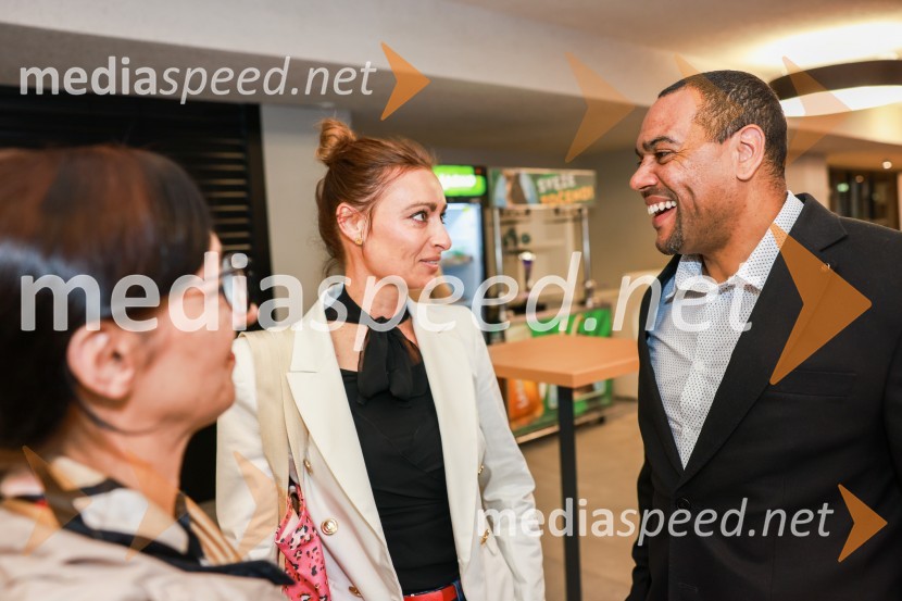  Sara Bosnić , vodja marketinga, Maribor 24.si;  Marcos  Tavares, nekdanji nogometaš, NK MariborEkskluzivna predstavitev zbirateljske kolekcije oblačil, ustvarjene iz ikoničnih nogometnih dresov