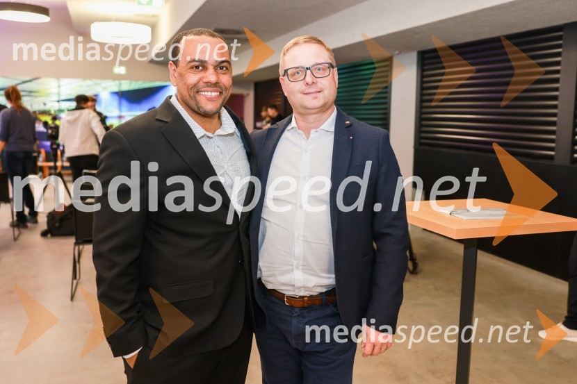  Marcos  Tavares, nekdanji nogometaš, NK Maribor;  Aleš Petejan, direktor marketinga, MastercardEkskluzivna predstavitev zbirateljske kolekcije oblačil, ustvarjene iz ikoničnih nogometnih dresov