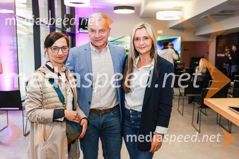  Jagoda Đorđević, PR agencija Pepermint;  Željko Latin, predstavnik za odnose z javnostmi, NK Maribor;  Duška  Žolger, Pepermint PREkskluzivna predstavitev zbirateljske kolekcije oblačil, ustvarjene iz ikoničnih nogometnih dresov