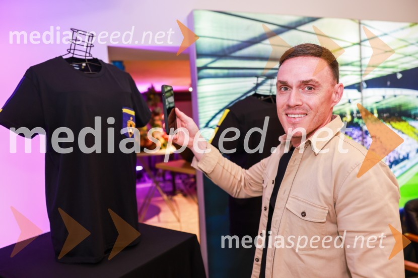  Aleš Mejač, nekdanji nogometaš, NK MariborEkskluzivna predstavitev zbirateljske kolekcije oblačil, ustvarjene iz ikoničnih nogometnih dresov