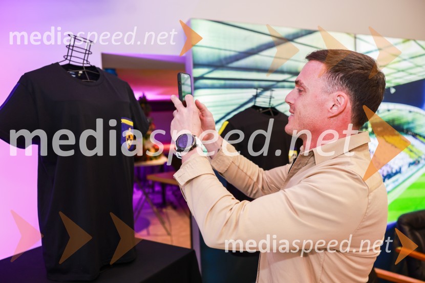  Aleš Mejač, nekdanji nogometaš, NK MariborEkskluzivna predstavitev zbirateljske kolekcije oblačil, ustvarjene iz ikoničnih nogometnih dresov