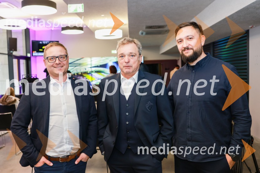  Aleš Petejan, direktor marketinga, Mastercard;  Bojan Ban, direktor NK Maribor;  Goran Radinovič, direktor, agencija AritmijaEkskluzivna predstavitev zbirateljske kolekcije oblačil, ustvarjene iz ikoničnih nogometnih dresov