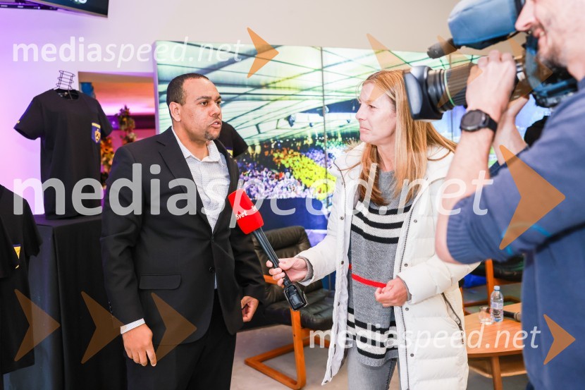  Marcos  Tavares, nekdanji nogometaš, NK Maribor;  Mojca Hanžič, novinarkaEkskluzivna predstavitev zbirateljske kolekcije oblačil, ustvarjene iz ikoničnih nogometnih dresov