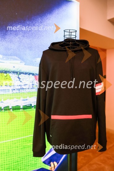 Ekskluzivna predstavitev zbirateljske kolekcije oblačil, ustvarjene iz ikoničnih nogometnih dresov