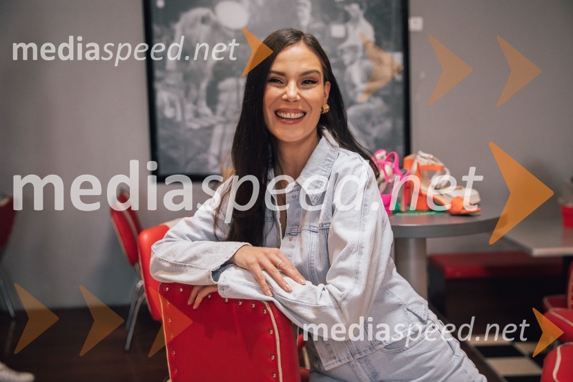  Ula  Furlan, igralka, voditeljica, vodja stikov z javnostmi Kina ŠiškaDeichmann na retro zabavi predstavil modne trende za pomlad/poletje