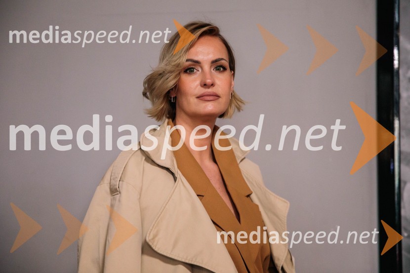  Tjaša  Kokalj Jerala, manekenka, voditeljicaDeichmann na retro zabavi predstavil modne trende za pomlad/poletje