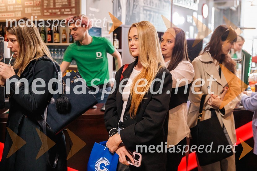  Sara Vrečko, kandidatka za Miss športa Slovenije 2018Deichmann na retro zabavi predstavil modne trende za pomlad/poletje