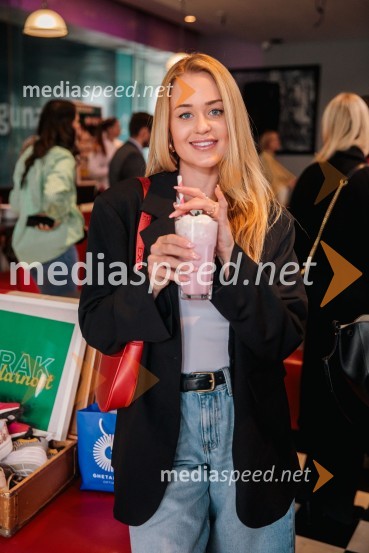  Sara Vrečko, kandidatka za Miss športa Slovenije 2018Deichmann na retro zabavi predstavil modne trende za pomlad/poletje