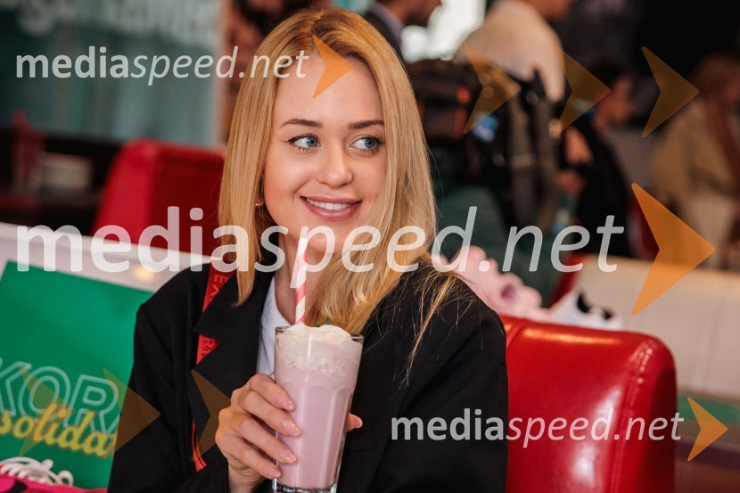  Sara Vrečko, kandidatka za Miss športa Slovenije 2018Deichmann na retro zabavi predstavil modne trende za pomlad/poletje