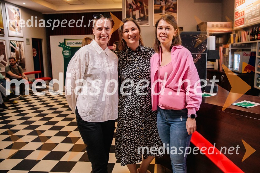  Tina Runko, agencija Pristop;  Pia Jankovic, agencija Pristop;  Mateja Makuc, agencija PristopDeichmann na retro zabavi predstavil modne trende za pomlad/poletje