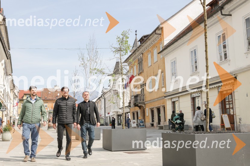  Anže Šinkovec, predsednik Krajevne skupnosti Center;  Matjaž Rakovec, župan Mestne občine Kranj;  Klemen Malovrh, direktor, Zavod za turizem KranjNova drevesa za zeleni Kranj