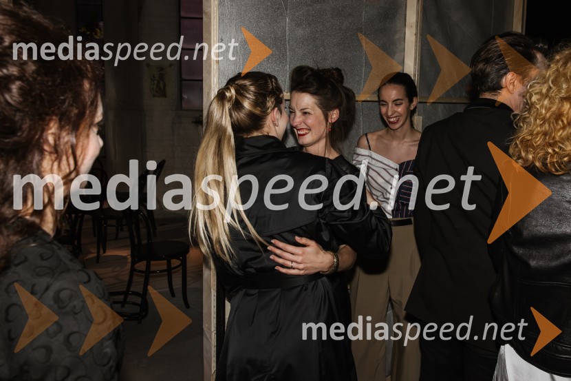  Lara Fortuna, igralka;  Sara Slivnik, scenografinjaMnogo hrupa za nič, premiera komedije v SNG Nova Gorica