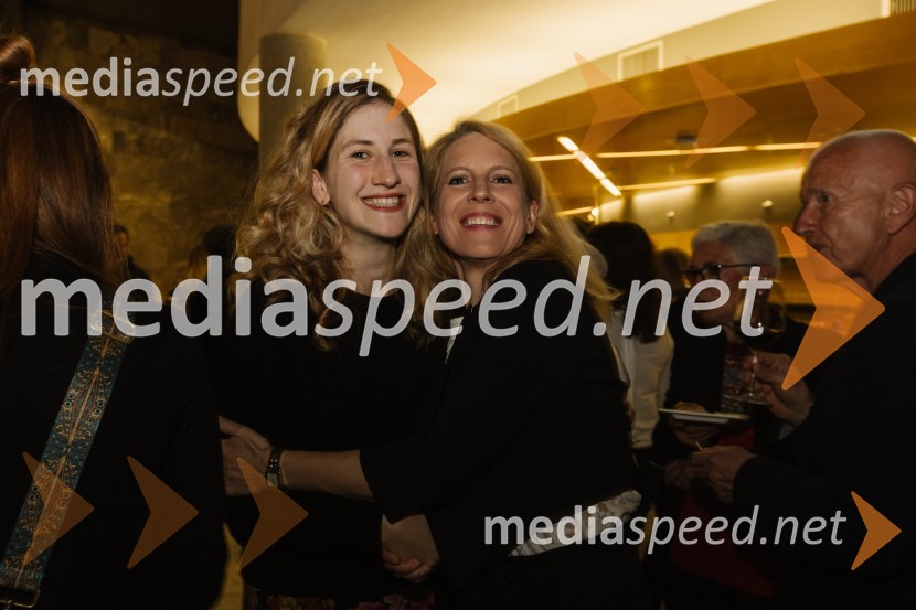  Ivana Percan Kodarin, igralka;  Metka Sulič, odnosi z javnostjo SNG Nova GoricaMnogo hrupa za nič, premiera komedije v SNG Nova Gorica