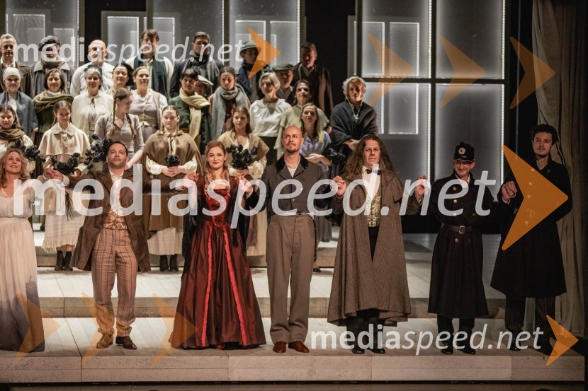  Aljaž Farasin, operni pevec;  Nika Gorič, sopranistka;  Peter Martinčič, operni pevec;  Robert Brezovar, operni pevec;  ... ;  ... La Bohème, premiera opere v SNG Opera in balet