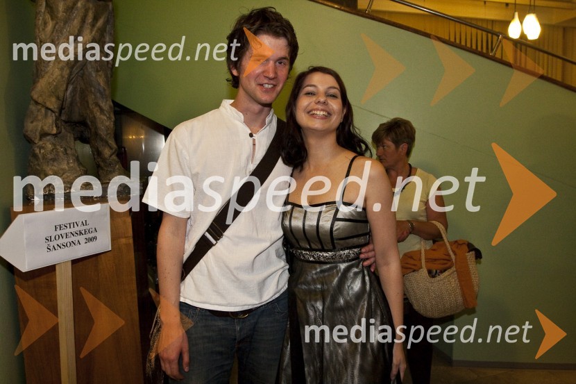 Iva Stanič, šansonjerka s fantomFestival Slovenskega šansona 2009