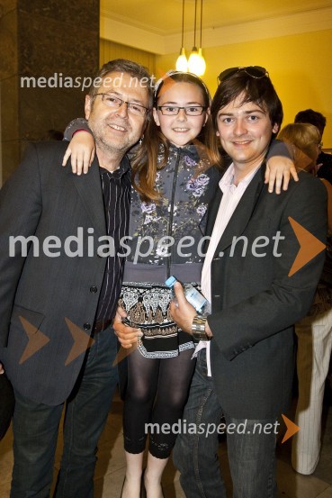 Tomaž Kozlevčar, glasbenik in njegova hčerka Kin ter sin NinoFestival Slovenskega šansona 2009