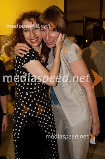 Vita Mavrič, šansonjerka in Mojca Menart, vodja in odgovorna urednica Založbe kaset in plošč RTV SlovenijaFestival Slovenskega šansona 2009