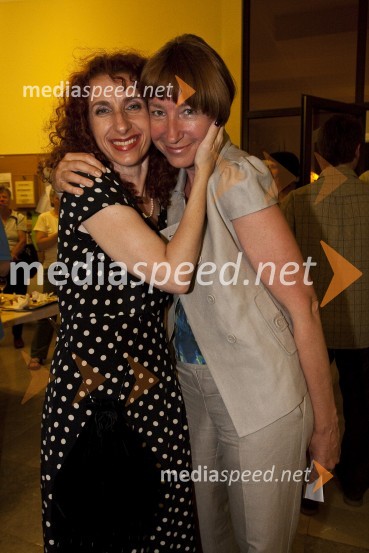 Vita Mavrič, šansonjerka in Mojca Menart, vodja in odgovorna urednica Založbe kaset in plošč RTV SlovenijaFestival Slovenskega šansona 2009