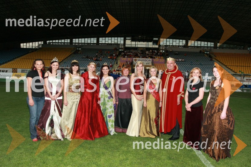 Svetlana Širec, Vinska kraljica Slovenije 2008, Tatjana Caf, Ptujska vinska kraljica, Sanja Klenar, Ljutomerska vinska kraljica, ..., ..., ..., Janja Korošec, vinska kraljica Društva vinogradnikov Radgonsko – Kapelskih goric, Mateja Prapotnik, Kogovska vinska kraljica, Janez Colnar, Cvičkov kralj, Silvija Kostelec, Kraljica metliške črnine 2008 in ...Mednarodna nogometna tekma med vinsko reprezentanco Slovenije in vinsko reprezentanco Nemčije