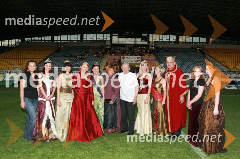 Svetlana Širec, Vinska kraljica Slovenije 2008, Tatjana Caf, Ptujska vinska kraljica, Sanja Klenar, Ljutomerska vinska kraljica, ..., ..., Stanko Čurin, legenda slovenskega vinarstva in ustanovitelj vinarstva Čurin-Praprotnik, Janja Korošec, vinska kraljica Društva vinogradnikov Radgonsko – Kapelskih goric, Mateja Prapotnik, Kogovska vinska kraljica, Janez Colnar, Cvičkov kralj, Silvija Kostelec, Kraljica metliške črnine 2008 in ...Mednarodna nogometna tekma med vinsko reprezentanco Slovenije in vinsko reprezentanco Nemčije