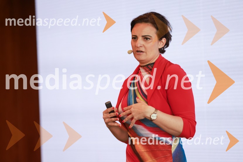  Maja Fesel Kamenik, direktorica, HRM One, d. o. oBS Talks – konferenca o digitalizaciji
