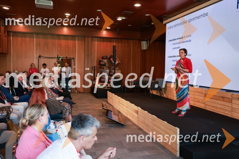  Maja Fesel Kamenik, direktorica, HRM One, d. o. oBS Talks – konferenca o digitalizaciji