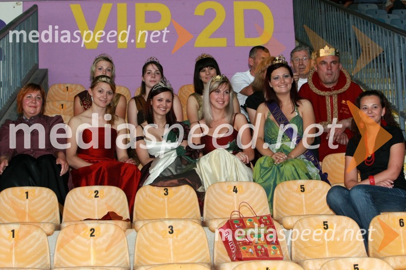 Zadaj: Mateja Prapotnik, Kogovska vinska kraljica, Janja Curk, kraljica vina zelen, Sanja Klenar, Ljutomerska vinska kraljica, ..., ... Sredina: ..., Vesna Komatar, deseta cvičkova princesa, Tatjana Caf, Ptujska vinska kraljica, Janja Korošec, vinska kraljica Društva vinogradnikov Radgonsko – Kapelskih goric, ... in Janez Colnar, Cvičkov kralj Spredaj: Svetlana Širec, Vinska kraljica Slovenije 2008  	Mednarodna nogometna tekma med vinsko reprezentanco Slovenije in vinsko reprezentanco Nemčije