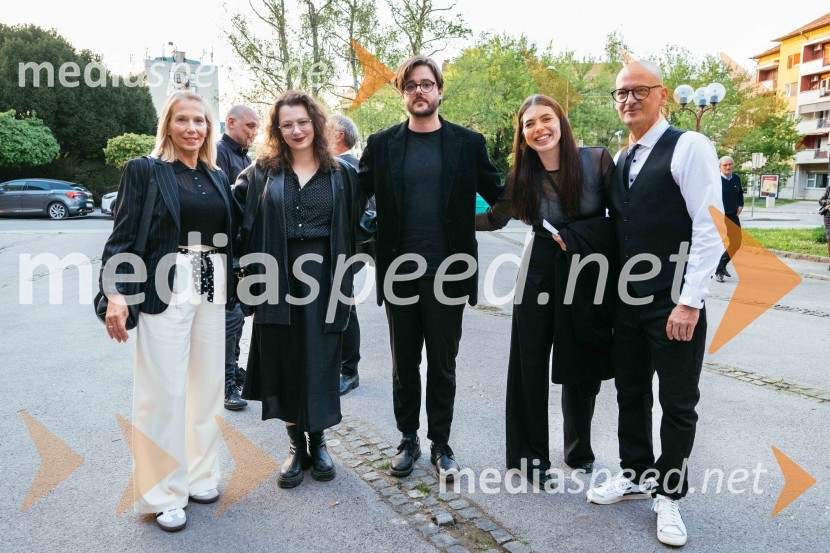  Vilma Štritof, dramaturginja, Radio Slovenija;  Živa Bizovičar, režiserka;  Jan Krmelj, režiser;  ... ;  Miha Golob, upravnik in umetniški vodja, SLG CeljePremiera krstne uprizoritve drame v SLG Celje: Pet kraljev: K psihopatologiji neke monarhije