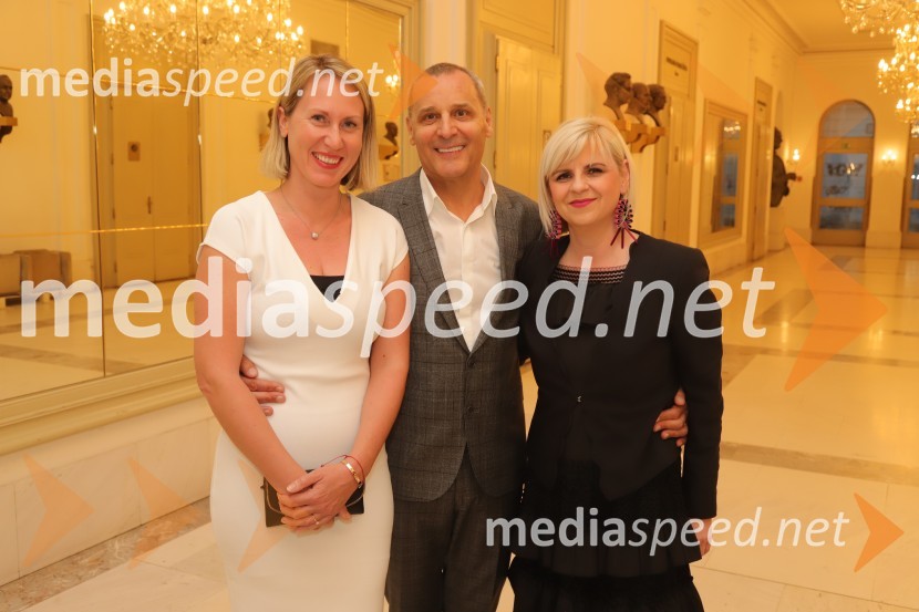  Mateja Kožuh, producentka in joga učiteljica MS7;  Danilo Rošker, direktor SNG Maribor;  Darja Čižek, marketing, SNG MariborPremiera baleta Grk Zorba v SNG Maribor