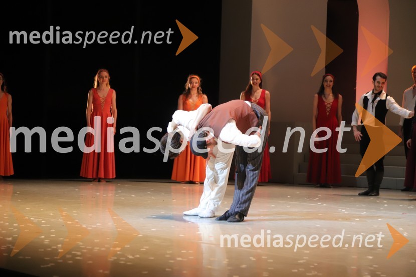  Yuya Omaki, baletni solist;  Davide Buffone, baletni plesalecPremiera baleta Grk Zorba v SNG Maribor