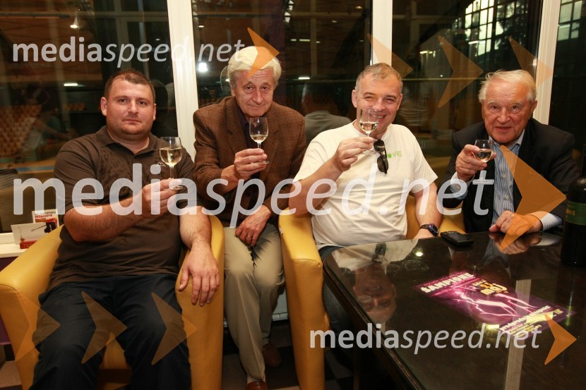 Sebastjan Rojs, vinar, Rudi Turk, dr. med. in nekdanji predsednik kluba NK Maribor, Miha Istenič, vinarstvo Istenič in ...Mednarodna nogometna tekma med vinsko reprezentanco Slovenije in vinsko reprezentanco Nemčije