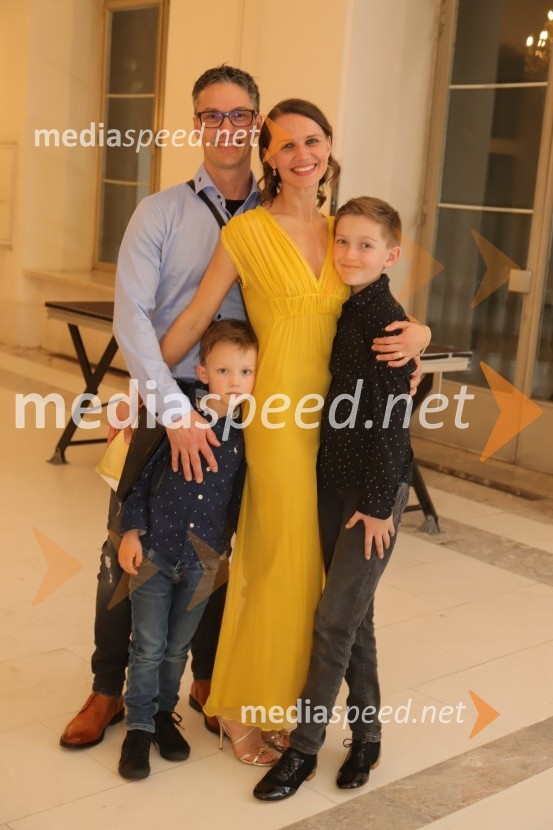  ... ;  ... ;  Tijuana Križman Hudernik, baletna solistka;  ... Premiera baleta Grk Zorba v SNG Maribor