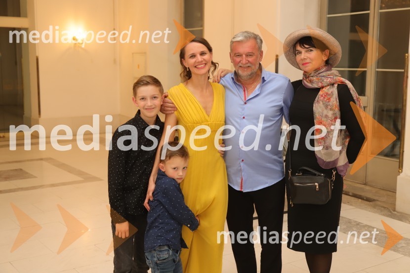  ... ;  ... ;  Tijuana Križman Hudernik, baletna solistka;  ... ;  ... Premiera baleta Grk Zorba v SNG Maribor