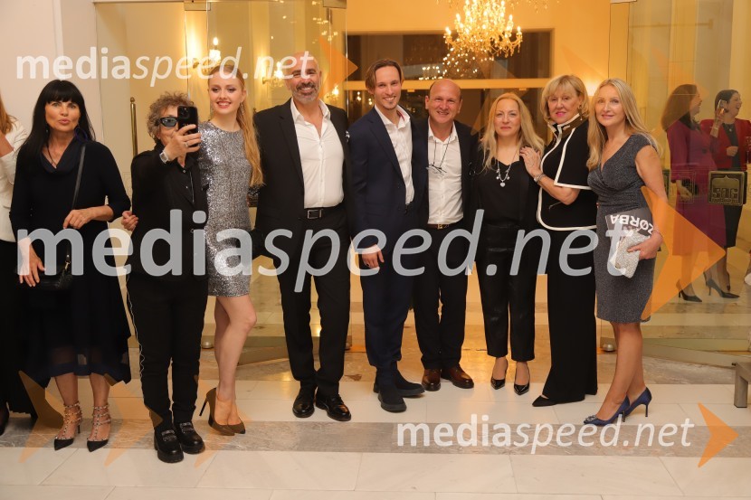  Dragica Petrovič, režiserka in producentka;  Mina Radaković, baletna plesalka;  ... ;  Davide Buffone, baletni plesalec;  Maurizio Buffone;  Carola Buffone;  Edita Benko Toplak;  ... Premiera baleta Grk Zorba v SNG Maribor