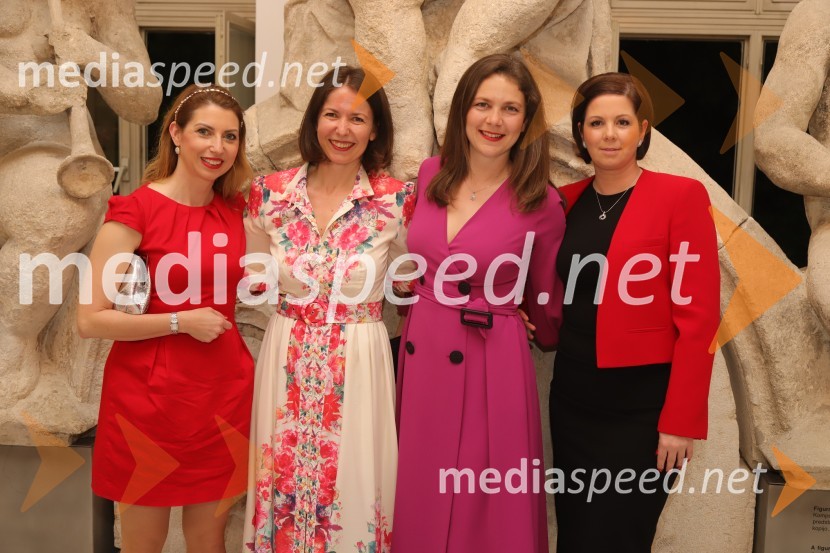  Petra Greiner Merlak, ustanoviteljica Zavoda 13, Slovenka leta 2017;  ... ;  ... ;  ... Premiera baleta Grk Zorba v SNG Maribor