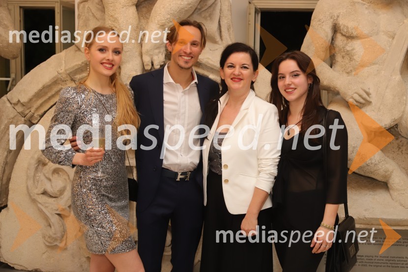  Mina Radaković, baletna plesalka;  Davide Buffone, baletni plesalec;  ... ;  ... Premiera baleta Grk Zorba v SNG Maribor