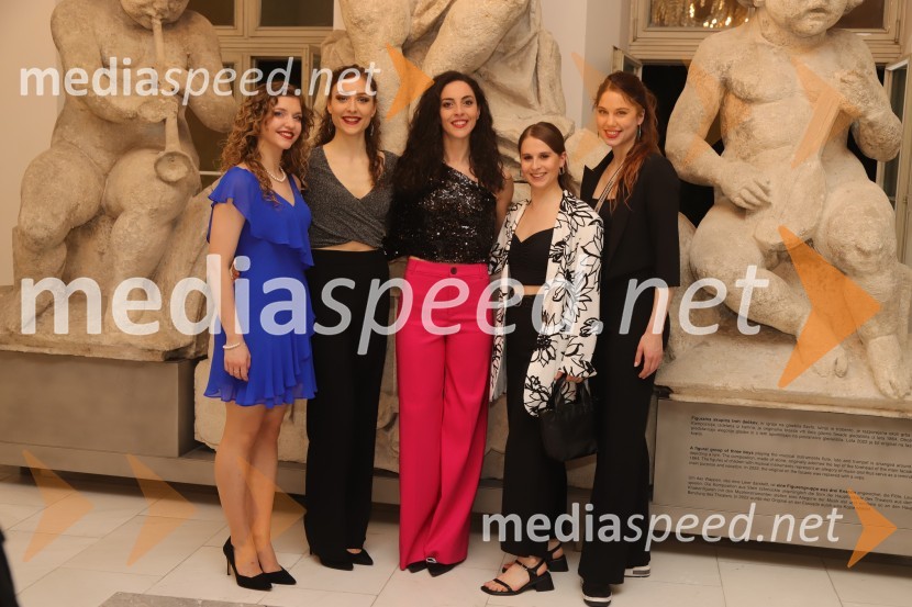  Lana Druškovič, baletna plesalka;  Monja Obrul, baletna plesalka;  ... ;  Ema Perić, baletna plesalka;  Tea Bajc, balerina, SNG Opera in balet MariborPremiera baleta Grk Zorba v SNG Maribor