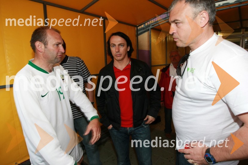 Miro Valdhuber, vinar, Marjan Simčič, vinar in Miha Istenič, vinarstvo IsteničMednarodna nogometna tekma med vinsko reprezentanco Slovenije in vinsko reprezentanco Nemčije