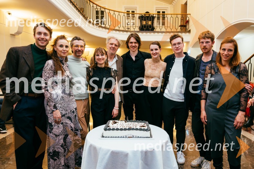  Luka Bokšan, igralec;  Lučka Počkaj, igralka;  Aljoša Koltak, igralec;  Eva Stražar, igralka;  Branko Završan, igralec;  Lovro Zafred, igralec;  Lucija Harum, igralka, pevka;  Žan Brelih Hatunić, igralec;  Borut Doljšak, igralec;  Barbara Medvešček, igralkaPremiera krstne uprizoritve drame v SLG Celje: Pet kraljev: K psihopatologiji neke monarhije